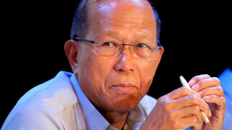 Miembros de la guardia presidencial de Filipinas se aplican vacunas "de contrabando" contra el coronavirus y el titular de Defensa los justifica