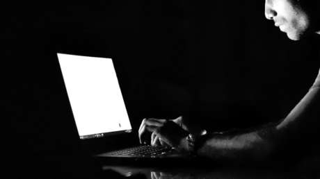 Detienen a 40 personas en España por distribuir pornografía infantil en una red social "por simple divertimento"