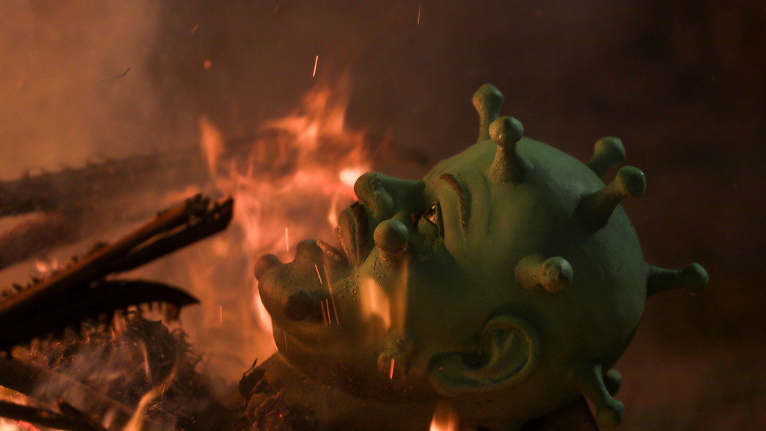 FOTO: La India celebra el inicio del 2021 quemando un muñeco del coronavirus