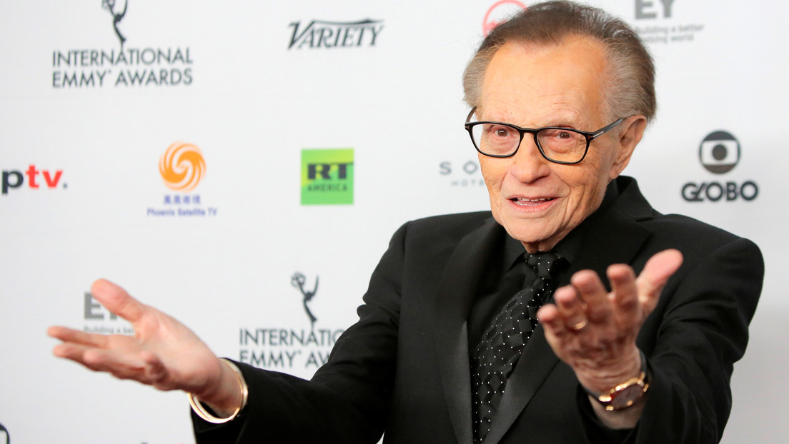 Hospitalizan al famoso presentador Larry King tras contraer el covid-19