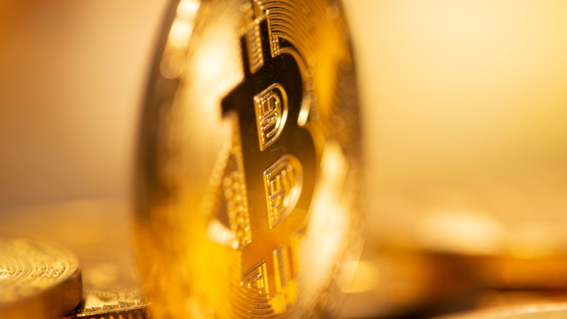 ¿Es el oro el nuevo bitcóin? Su valor sube un 2 % ante la caída del dólar