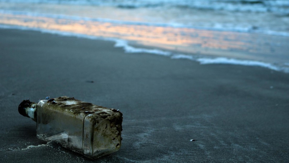 Hallan en una playa de las Bermudas una botella con un mensaje y tapones para los oídos
