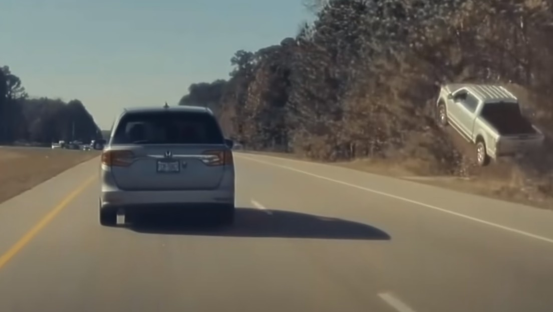 VIDEO: Cámaras de Tesla captan una 'camioneta voladora' y un posible meteorito
