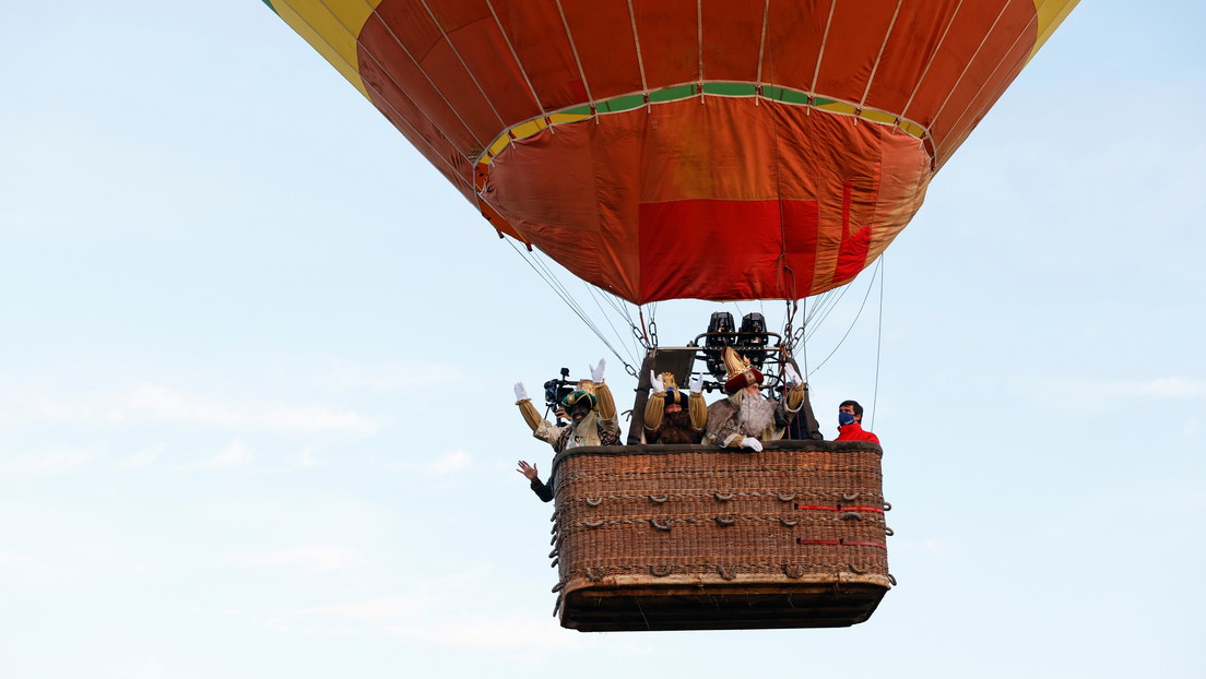 Globos aerostáticos, helicópteros y descapotables: los Reyes Magos se las ingenian para llegar a las ciudades españolas esquivando al coronavirus