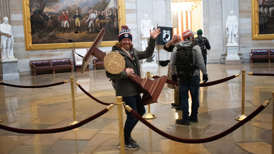 Subastan en eBay el atril de Nancy Pelosi 'robado' durante el asalto al Capitolio por 78.000 dólares