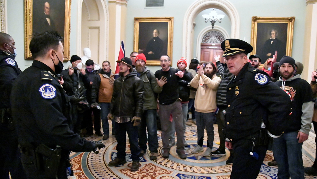 Dos oficiales de la Policía del Capitolio fueron suspendidos y al menos otros 10 están bajo investigación por su supuesto papel en el asalto