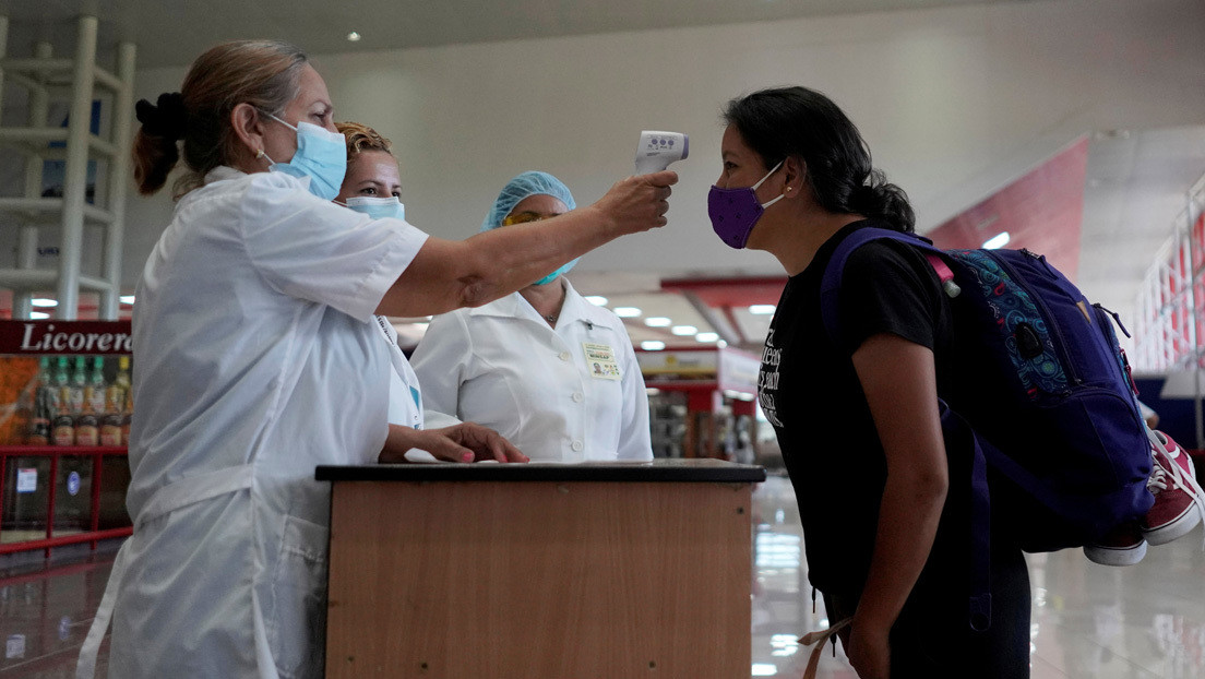 Cómo se suministra el Nasalferón, las gotas nasales que Cuba aplica a los viajeros para prevenir el covid-19