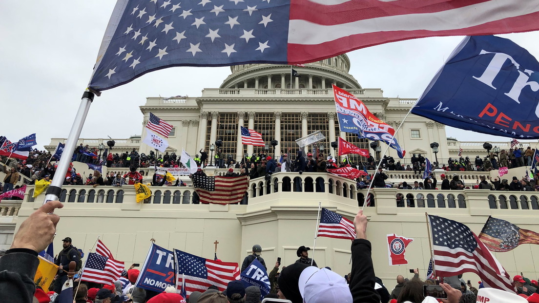 Informe: Activistas de extrema derecha recibieron poco antes de asalto al Capitolio más de 500.000 dólares en bitcoines de un donante que se suicidó