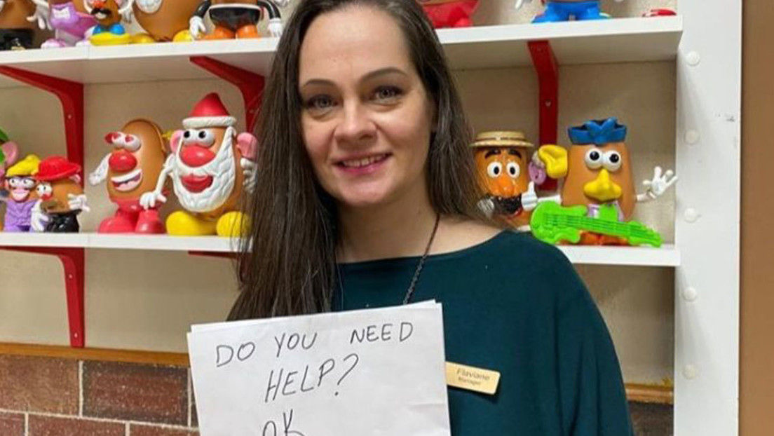 Recompensan con más de 30.000 dólares a la mesera "heroína" que salvó a un niño de sus padres abusivos con una nota