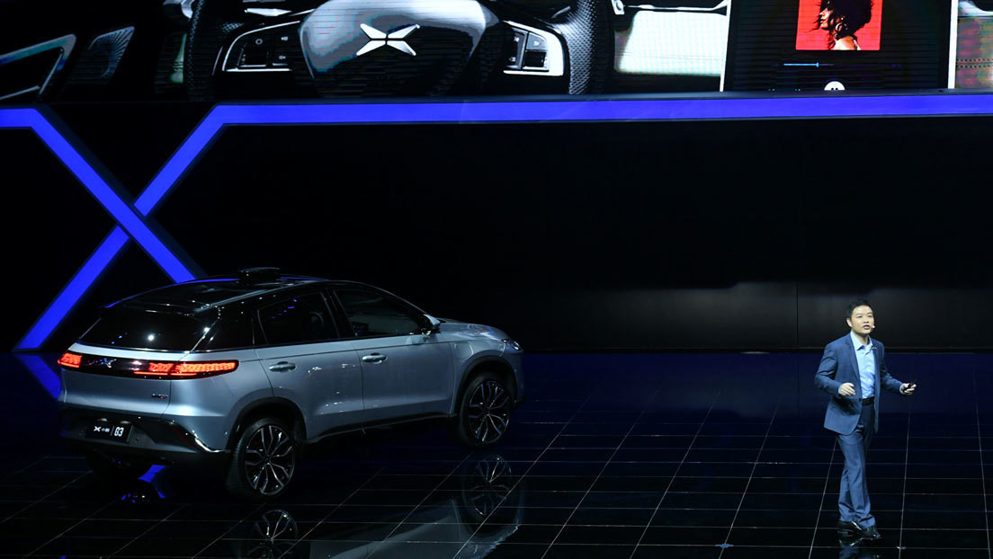 El auto eléctrico insignia de un rival chino de Tesla incorpora conducción autónoma en carretera