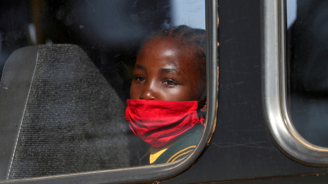 Principal epidemiólogo de Sudáfrica dice que la nueva cepa de covid-19 es un 50 % más infecciosa que la original