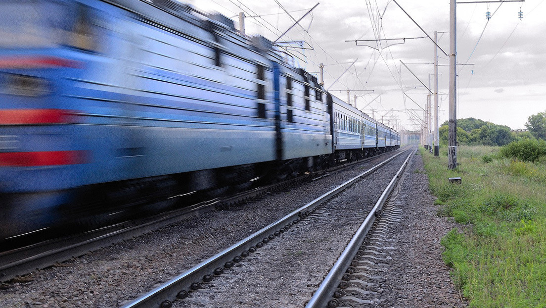 "Una estupidez a un nivel asombroso": el video de un auto sobre unas vías del tren en un desafío de TikTok desata polémica (VIDEO)