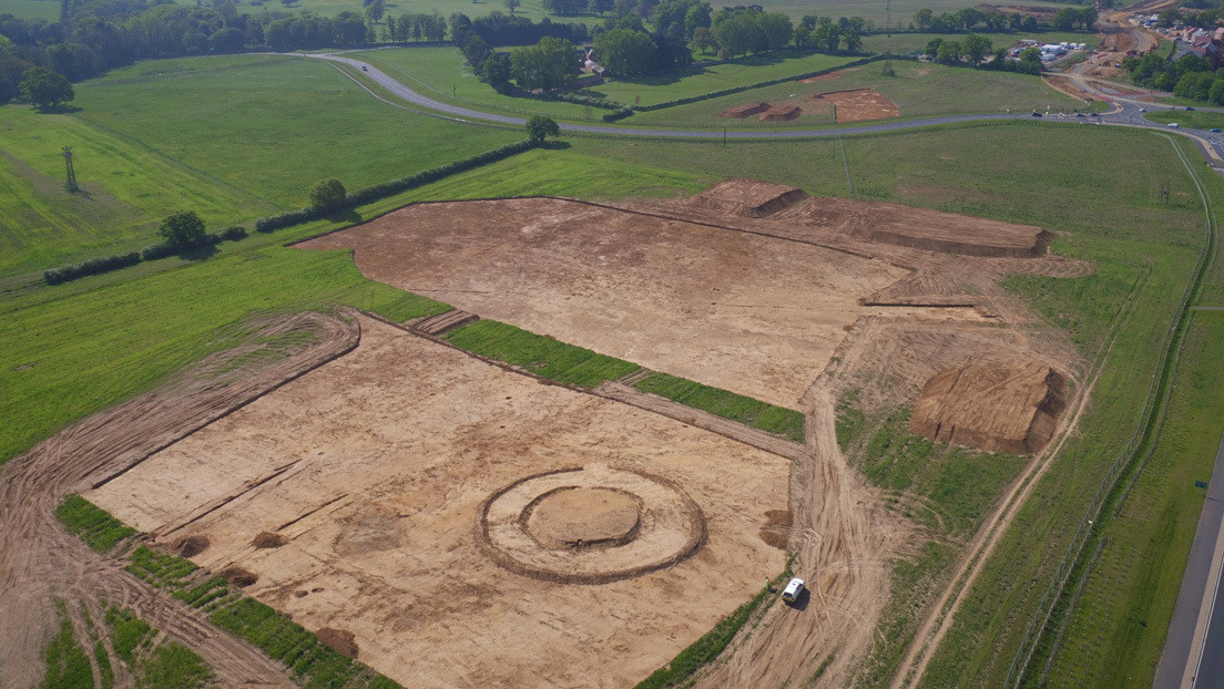 Desentierran un antiguo cementerio anglosajón con más de 150 tumbas y 3.000 objetos funerarios (FOTOS)