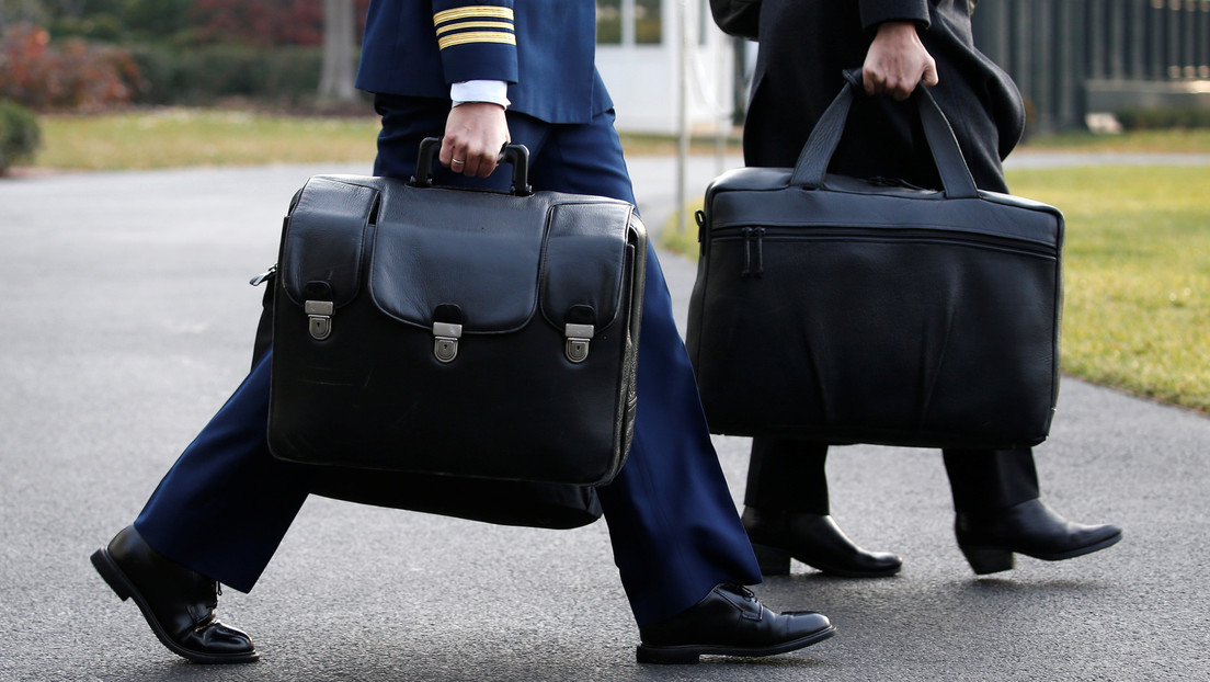 ¿Dos maletines nucleares a la vez?: Cómo le entregará Trump a Biden los códigos de lanzamiento si no acude a la investidura