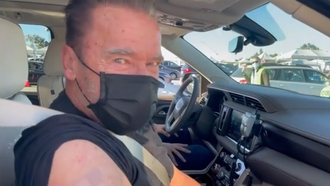 "Ven conmigo si quieres vivir": Arnold Schwarzenegger se vacuna contra el coronavirus 'al estilo Terminator'