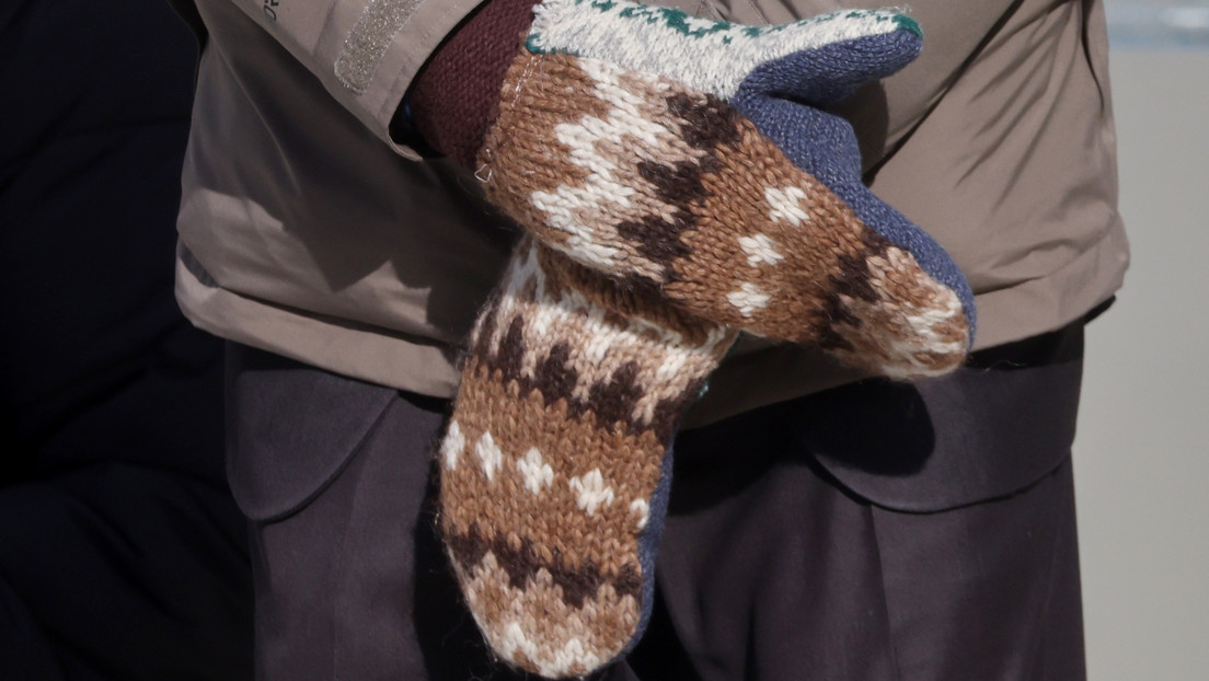 Los guantes de Bernie Sanders que opacaron el 'outfit' de cualquier otro participante de la investidura, en memes