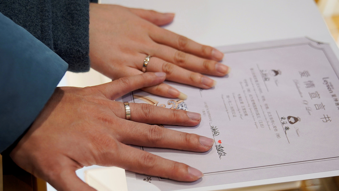 VIDEO: Un policía se casa en un minuto durante su pausa para el almuerzo y regresa inmediatamente a trabajar