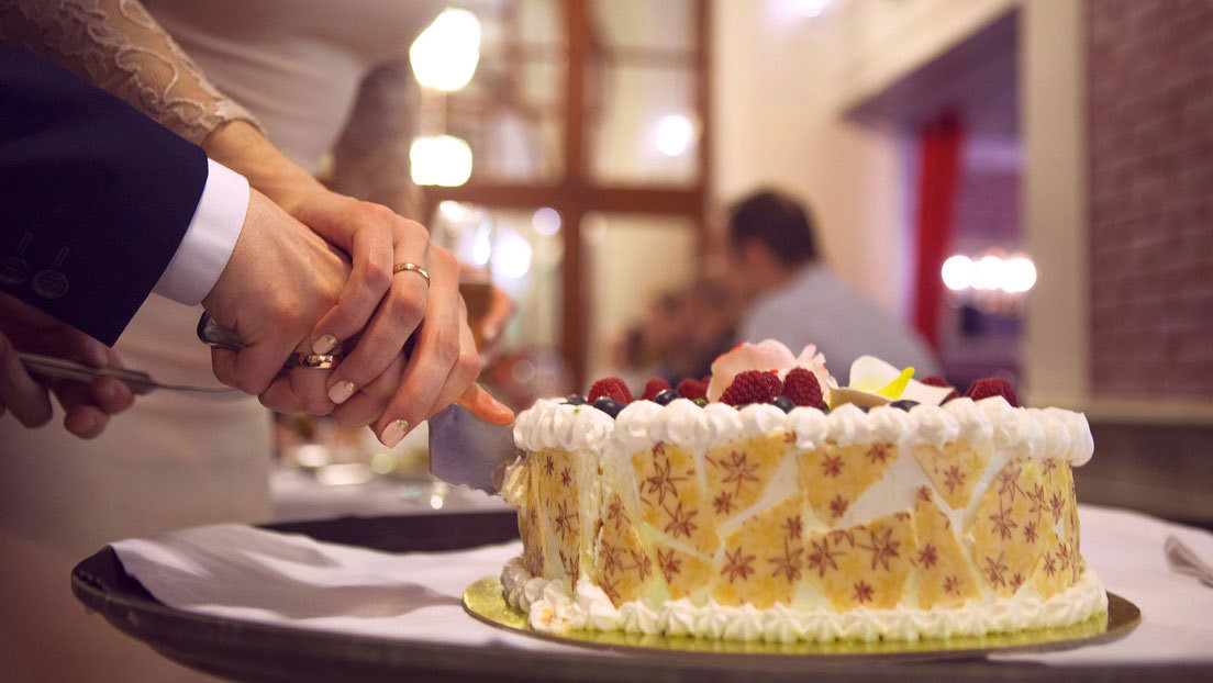 VIDEO: Una pareja de novios se 'agrede' con la torta de bodas y revoluciona TikTok