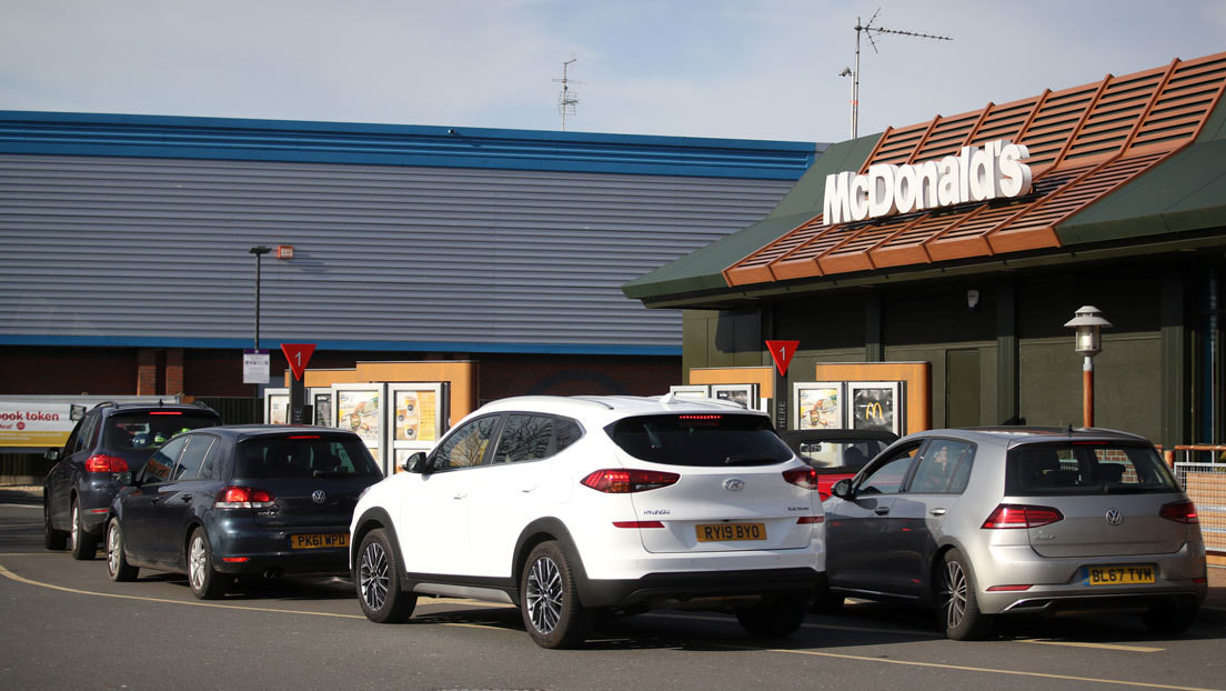 "No se meta el dedo en la nariz": Una empleada de McDonald's revela que hay una cámara oculta que capta a los clientes de autoservicio (VIDEO)
