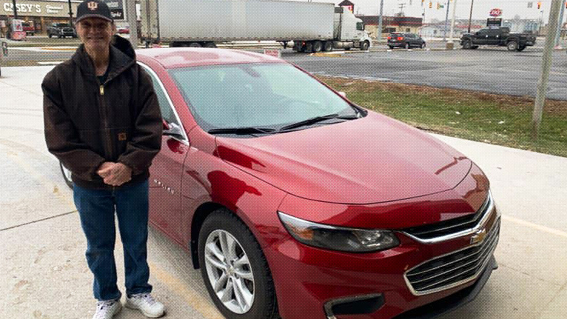 Recaudan fondos y le regalan un auto nuevo como propina a un repartidor de pizzas