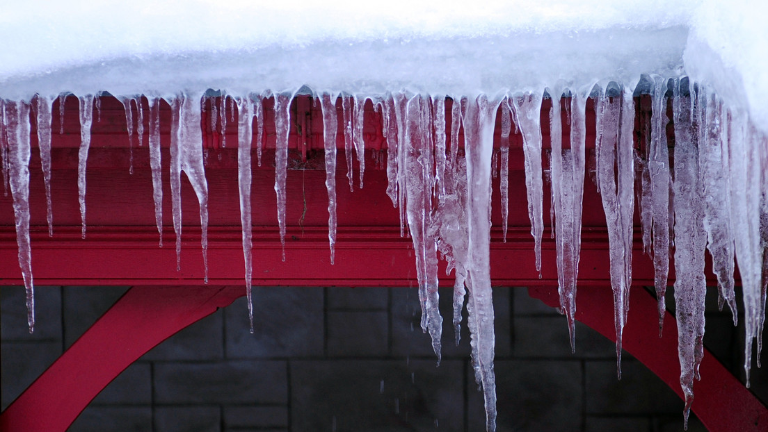 VIDEO: Se salva por segundos de ser golpeada por un enorme bloque de hielo que cae de un techo y continúa su camino como si nada