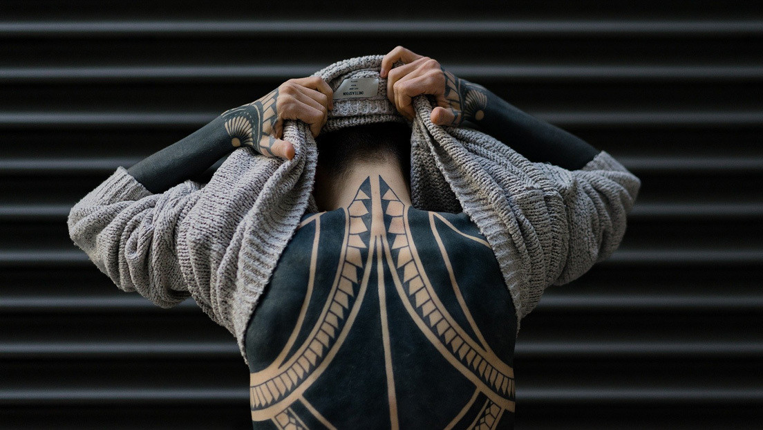 Un hombre se extirpa la nariz, el labio y las orejas para parecerse a un "alienígena negro"