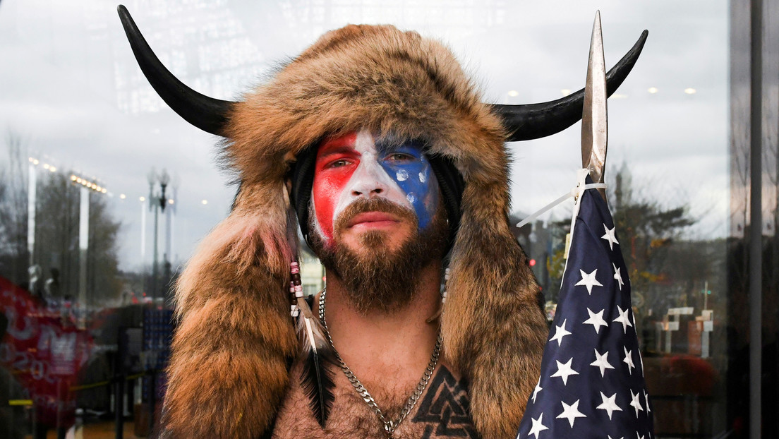 El 'vikingo' detenido por asaltar el Capitolio está dispuesto a testificar contra Trump en su juicio político al sentirse "traicionado" por él