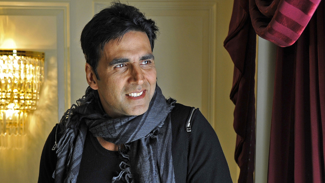 Actor de Bollywood camina 21 kilómetros en una cinta de correr para emular el recorrido diario de las mujeres en busca de agua y acaba ridiculizado