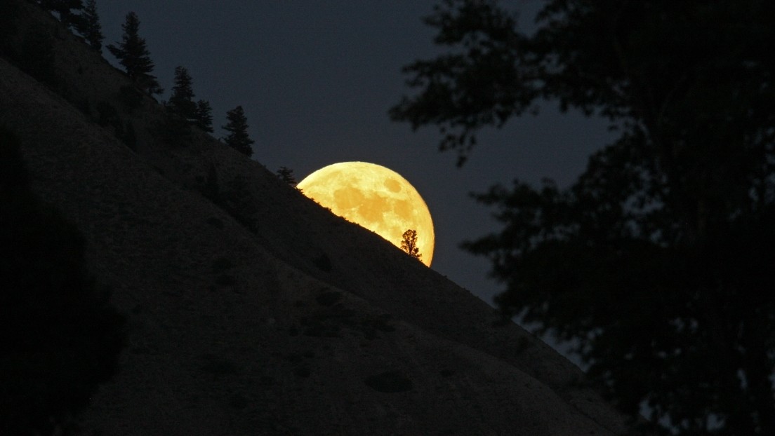 Un 'puente de agua' tendido por la magnetosfera de la Tierra podría explicar la humedad en la Luna