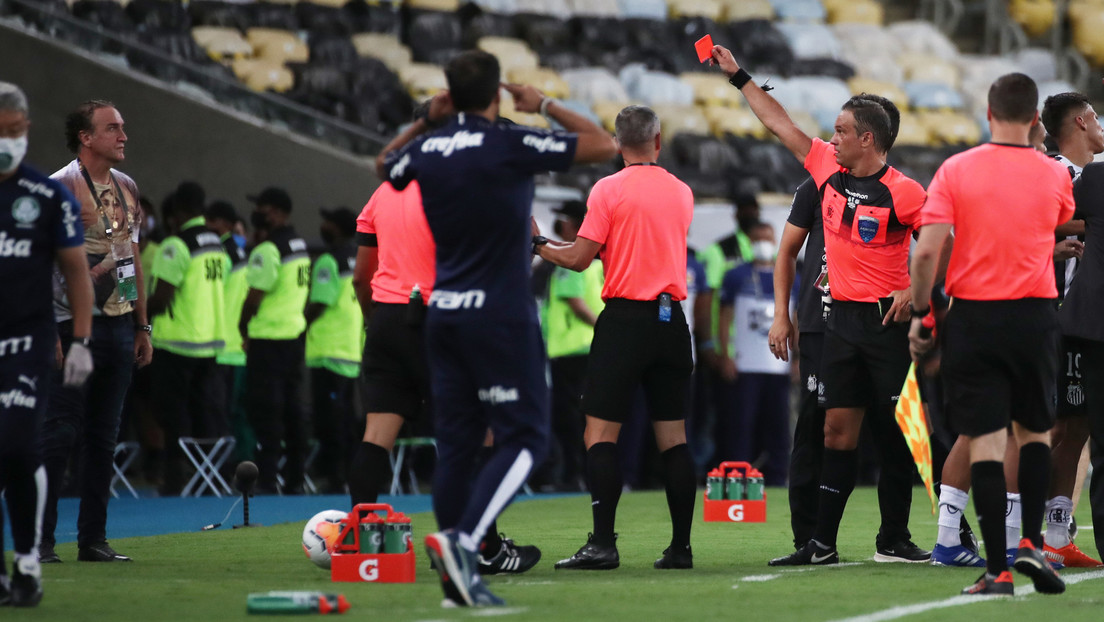 VIDEO: El técnico del Santos recibe una tarjeta roja en la final de la Copa Libertadores tras un altercado y termina con los hinchas en la grada