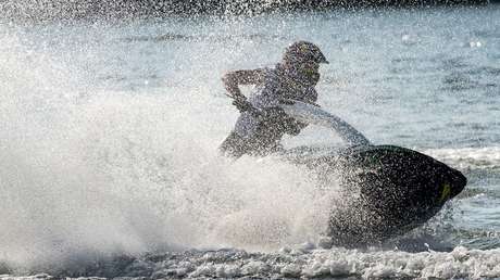 Deniegan el reingreso a la isla de Man al hombre que cruzó el mar de Irlanda en moto de agua para ver a su novia en medio de la pandemia