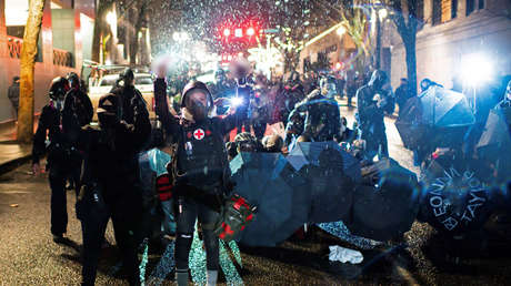 VIDEOS: Manifestantes lanzan cócteles molotov, fuegos artificiales y atacan a la Policía durante disturbios en Portland