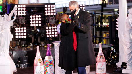 El alcalde de Nueva York celebra el Año Nuevo bailando en Times Square en medio de las restricciones por el covid-19 y es duramente criticado (VIDEO)