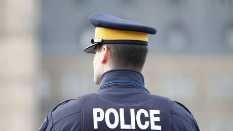 VIDEO: Policías sacan a la fuerza a un hombre de una casa por violar las restricciones del covid-19 y provocan críticas e indignación