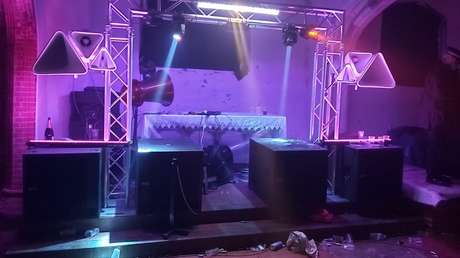 FOTOS: Cientos de personas profanan una iglesia del siglo XV para organizar una fiesta ilegal de Año Nuevo en el Reino Unido