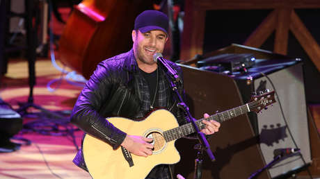 El cantante de country Tyler Rich halla un cadáver con una pistola en un parque el día de Nochevieja