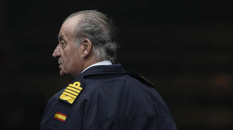 Publican una imagen de Juan Carlos I, rey emérito de España, apoyándose en las manos de dos escoltas en Abu Dabi