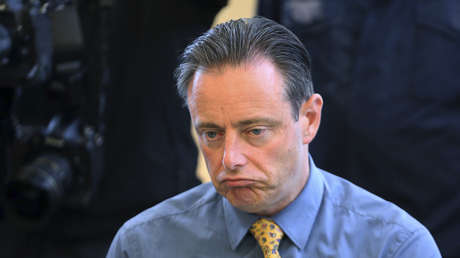 Bélgica: Alcalde de Amberes es pillado sin pantalones durante una entrevista en línea