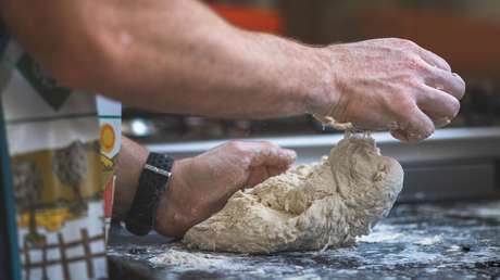 Un estudiante de postgrado recauda 30.000 dólares al preparar y regalar pizzas desde la ventana de su apartamento