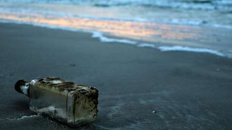 Hallan en una playa de las Bermudas una botella con un mensaje y tapones para los oídos