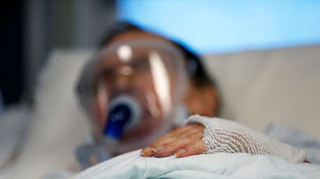 Estuvo más de dos meses hospitalizado por covid-19 y asegura que fue la voz de su esposa lo que le hizo salir del coma