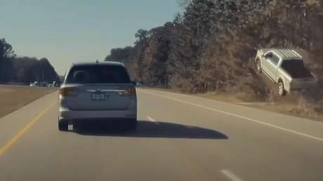 VIDEO: Cámaras de Tesla captan una 'camioneta voladora' y un posible meteorito