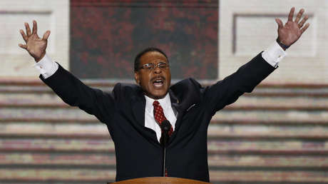 Amén y 'a woman': un congresista de EE.UU. desata la polémica con una oración a favor del lenguaje inclusivo