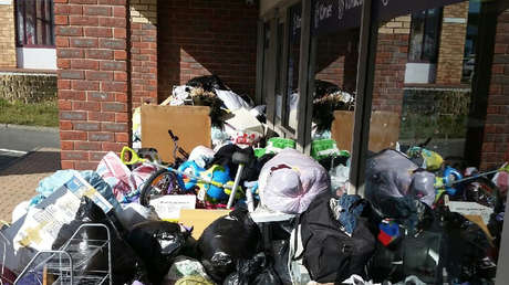 Arrojan 7 toneladas de desperdicios ante una tienda de caridad en Tasmania después de Navidad (FOTO)