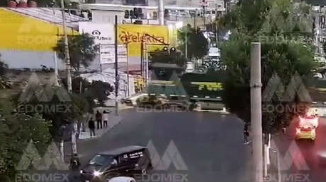 VIDEOS: Momento en el que un tren embiste a una patrulla en el estado de México y el conductor se salva justo a tiempo