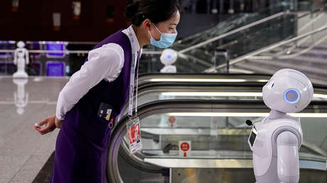 "¡Deja de ser caprichoso!": Dos robots discuten acaloradamente en una biblioteca china (VIDEO)