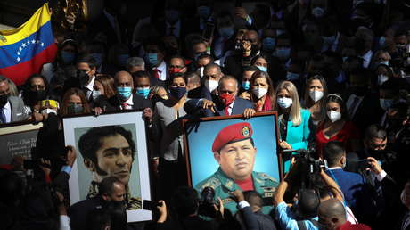 VIDEO, FOTOS: Los retratos de Bolívar y de Chávez vuelven a la sede de la Asamblea Nacional de Venezuela de manos de los diputados chavistas