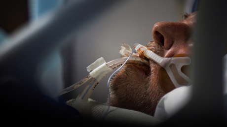 "No quieres terminar como yo": Un hombre que se oponía al uso de mascarillas advierte sobre las consecuencias mientras lucha por respirar (VIDEO)