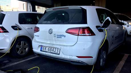 El primer país del mundo donde la compra de autos eléctricos supera a la del resto de coches nuevos