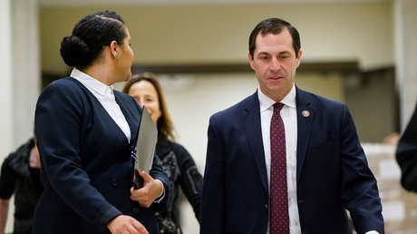 FOTO: Un congresista conforta a una colega mientras violentos manifestantes irrumpen en el Capitolio de EE.UU.